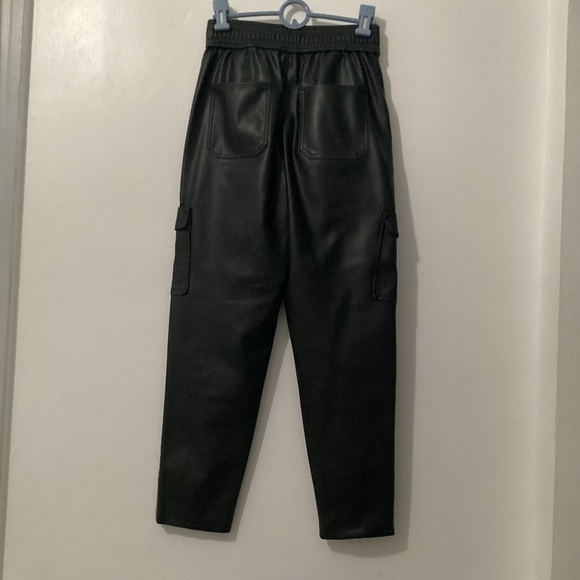 BLOGGERS FAVE Zara Vegan Black Faux Leather Cargo Pants Size X-Small - Picture 3 of 5